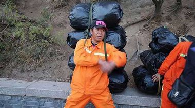 你還在亂扔嗎?八達(dá)嶺長(zhǎng)城清潔工背垃圾下山,每天10余噸！