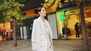 馬艷麗身穿自家經典白色套裝 優(yōu)雅詮釋極簡魅力（組圖）
