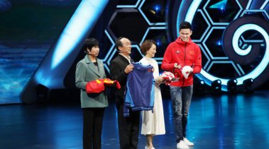 《挑戰不可能》迎來國旗護衛隊，孫楊送出奪冠泳帽