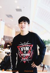  少女殺！董力身穿Burando Eno F/W 2017新款現身上海虹橋機場