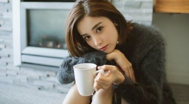 冬日里，當美女遇到咖啡：古力娜扎呂佳容又暖又美