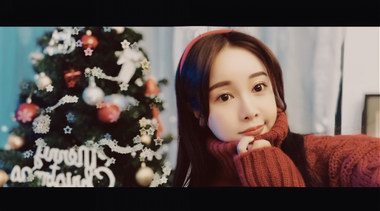 林珊珊曬美圖手機(jī)圣誕光斑美照，稱贊這是會下雪的手機(jī)！