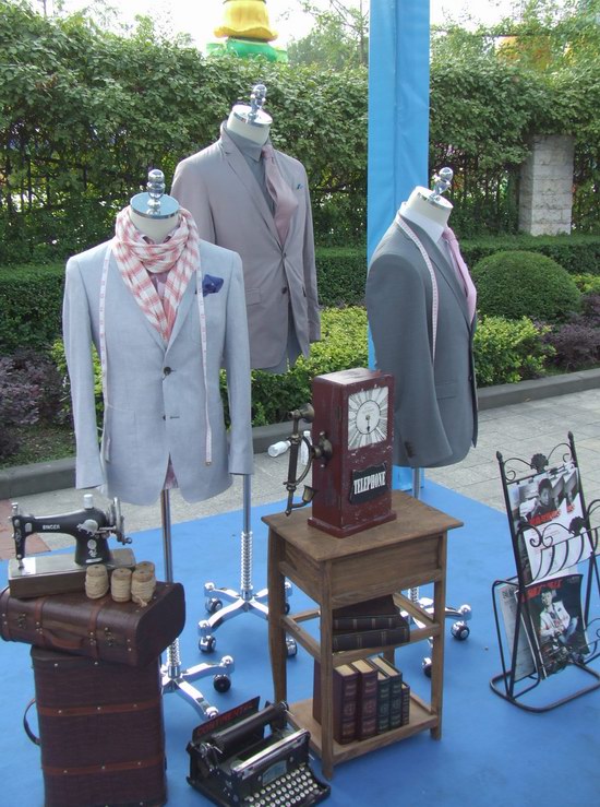 成都紡專畢業生作品展暨雷迪波爾2013成都財富全球論壇志愿者服裝展示活動
