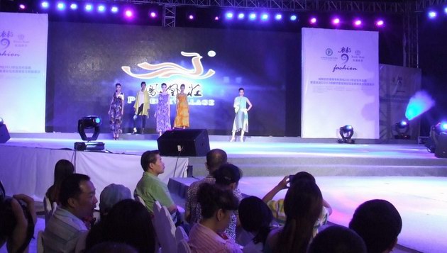 成都紡專畢業(yè)生作品展暨雷迪波爾2013成都財富全球論壇志愿者服裝展示活動