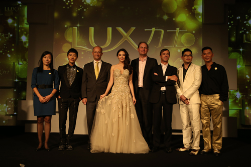 LUX力士攜手明星張雨綺，在時(shí)尚之都上海，開(kāi)啟