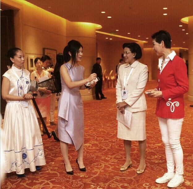 中國高級定制服裝品牌“香知凝”成為2014 APEC女性領袖峰會唯一官方指定高級定制品牌