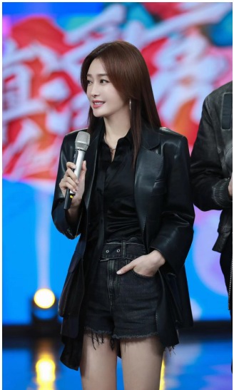 秦嵐身著ALEXANDERWANG，疊穿演繹都市女郎造型