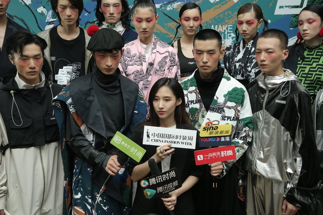中國潮流新銳品牌怪誕星球攜手中國郵政，共同發布了SS22聯名系列服裝