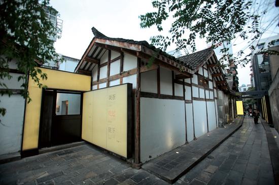 成都崇德里的建筑所在是近百年的老宅，住在最里端兩棟的百來戶居民每天回家的路，都會從酒店的建筑中間穿行而過，感覺相當親切自然