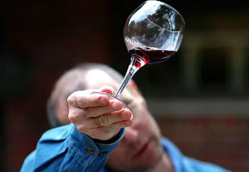 如何通過顏色來判斷葡萄酒的品質(zhì)和酒齡？