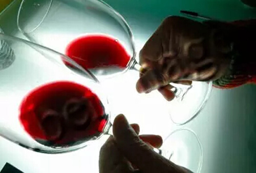 如何通過顏色來判斷葡萄酒的品質(zhì)和酒齡？