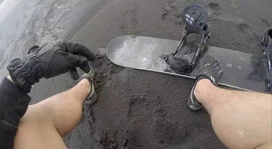 腳下的火山灰和滑板。
