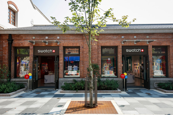 斯沃琪中國首家概念店于迪士尼小鎮精彩開幕