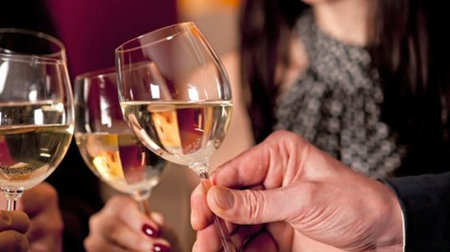 新研究表明：社交飲酒“有助健康”？