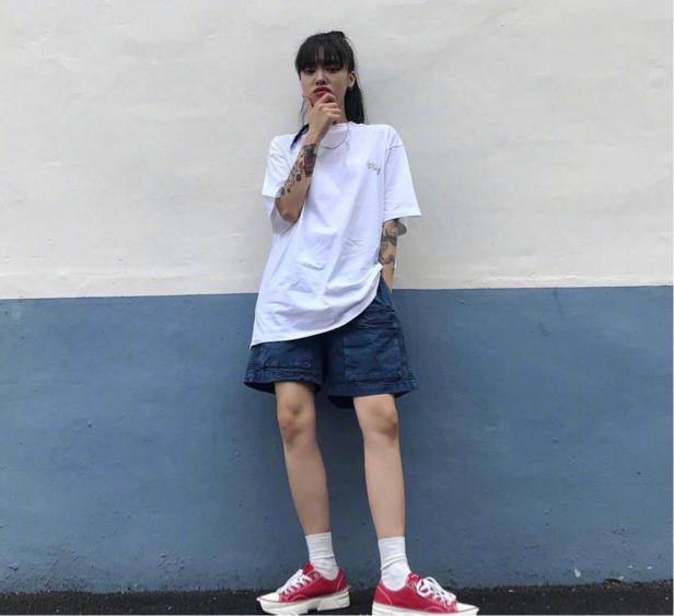 白色t恤衫 藍色的褲子