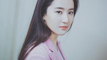 劉亦菲粉色西裝搭配戴比爾斯珠寶出席《二代妖精》發布會