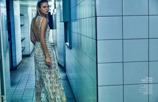 Sasha Luss如何演繹高定系列時裝，為《Vogue》拍攝風格大片