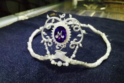 曾為無數女神設計皇冠的設計師龍梓嘉，無數女性因為他的設計而傾倒
