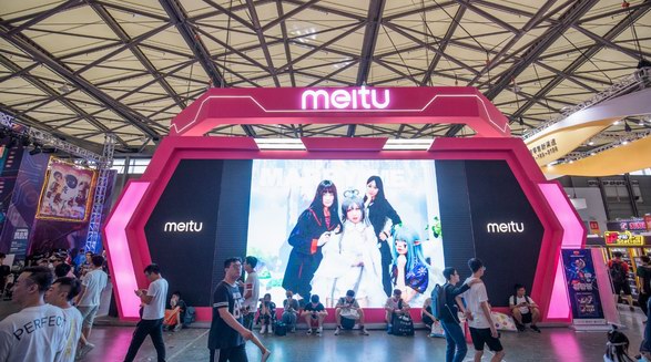 ChinaJoy 美圖手機展區(qū)被男生擠爆棚 原因竟是要拍美圖T9“結(jié)婚照”