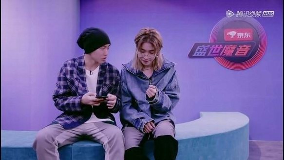 毛不易首度回歸《明日之子》 現場為鄧典的時尚品味點贊！
