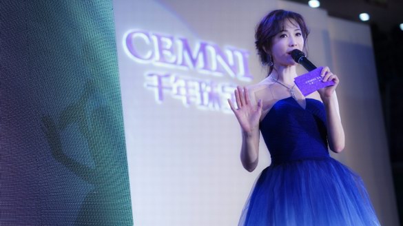 清涼裝不畏寒冬，林志玲化身“紅娘”為新人見證“愛情誓言”