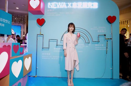 楊紫出席以色列NEWA家用射頻美容儀的活動，緊致少女肌令人羨慕。