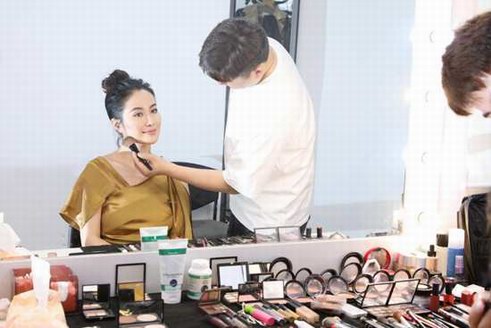 還記得《天下第一》的上官海棠嗎？ 一起走進她的幕后化妝間