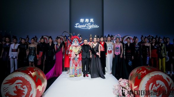 郝為民攜手徐百慧亮相中國國際時裝周，京艷時尚·夢回華夏