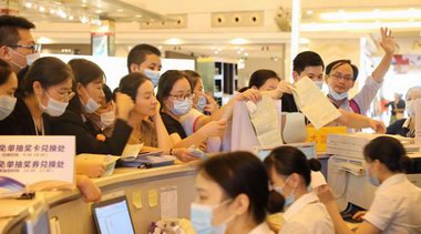擠爆收銀臺(tái)！羅浮宮國(guó)慶客流業(yè)績(jī)飄紅！