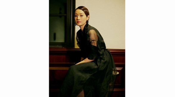 馬伊琍黑紗裙寫真優雅驚艷 化身復古港風摩登女郎