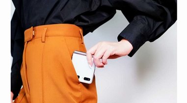 三星Galaxy Z Flip 5G秘境白，打造秋冬質感搭配