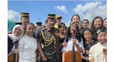 吳尊女兒NeiNei在文萊國王面前演奏大提琴，真的優(yōu)秀！