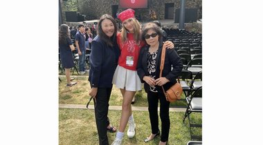 谷愛凌參加斯坦福開學典禮，紅色衛衣配白色百褶裙扎著巾，青春洋溢