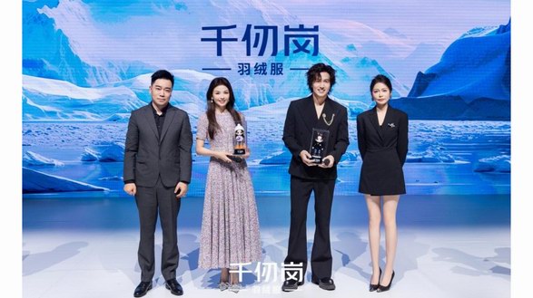 千仞崗羽絨服：逐光登頂，國民品牌的時尚新高度