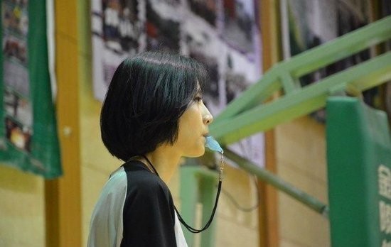 最美女神籃球裁判爆紅，曾是某絲襪品牌御用腿模
