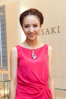 人氣女明星佟麗婭出席日本著名珠寶品牌TASAKI塔思琦北京國貿旗艦店開幕