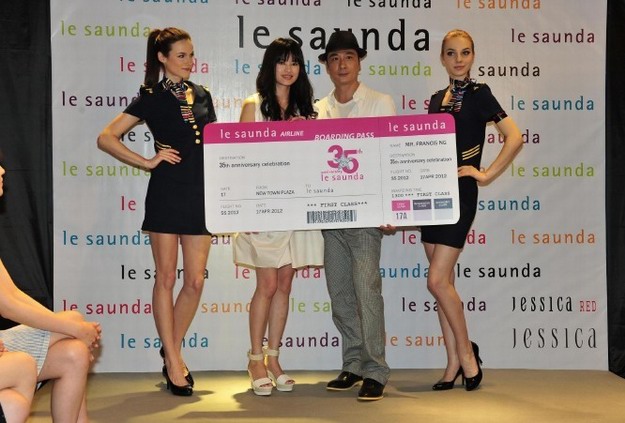 le saunda執行董事及行政總裁Ms. Alice Lau向吳鎮宇送贈le saunda 35周年紀念航班登機證