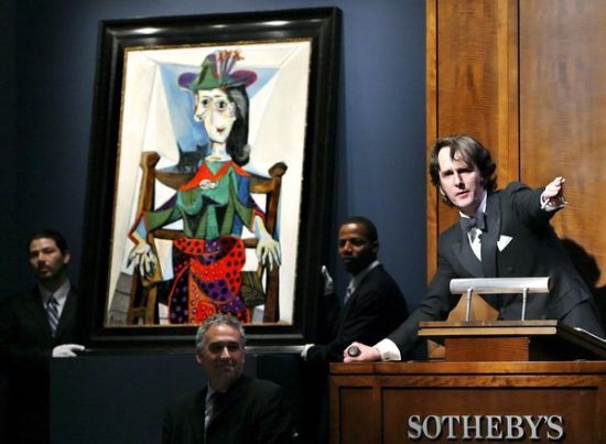 蘇富比首席拍賣師圖拜亞斯·梅耶爾(Tobias Meyer)在2006年的一場拍賣會上執(zhí)槌。有人認為藝術市場需要更密切的監(jiān)管。