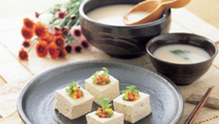 雖然現(xiàn)在很多韓國(guó)餐館都提供葡萄酒(尤其是那些供應(yīng)烤牛肉的餐廳)，但多數(shù)人在吃韓國(guó)菜時(shí)還是不習(xí)慣點(diǎn)葡萄酒。啤酒和米酒是更為常見的選擇。